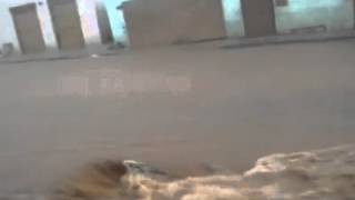 preview picture of video 'Enxurrada danifica asfalto no centro de Cabeceiras (GO)'