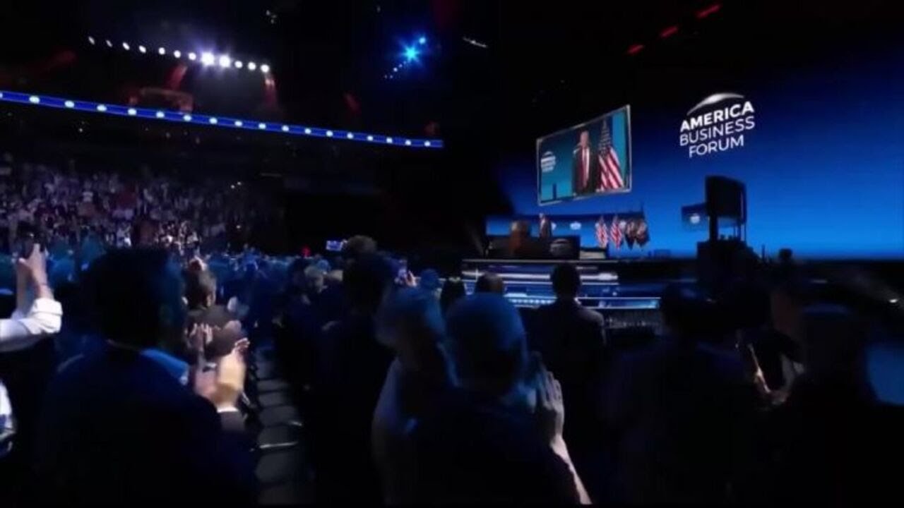 Trump balla la sua "Victory dance" al Business Forum di Miami per festeggiare un anno dall'elezione