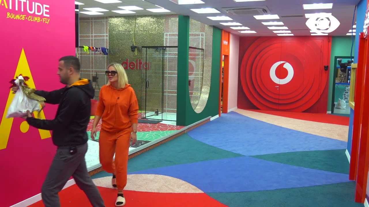 Faleminderit që ekziston, Luizi i çon dhuratën në shtrat, Kiara trembet