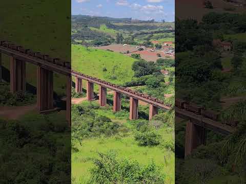 trem da MRS atravessando a ponte na cidade de coronel Xavier chaves mg , vista muito linda