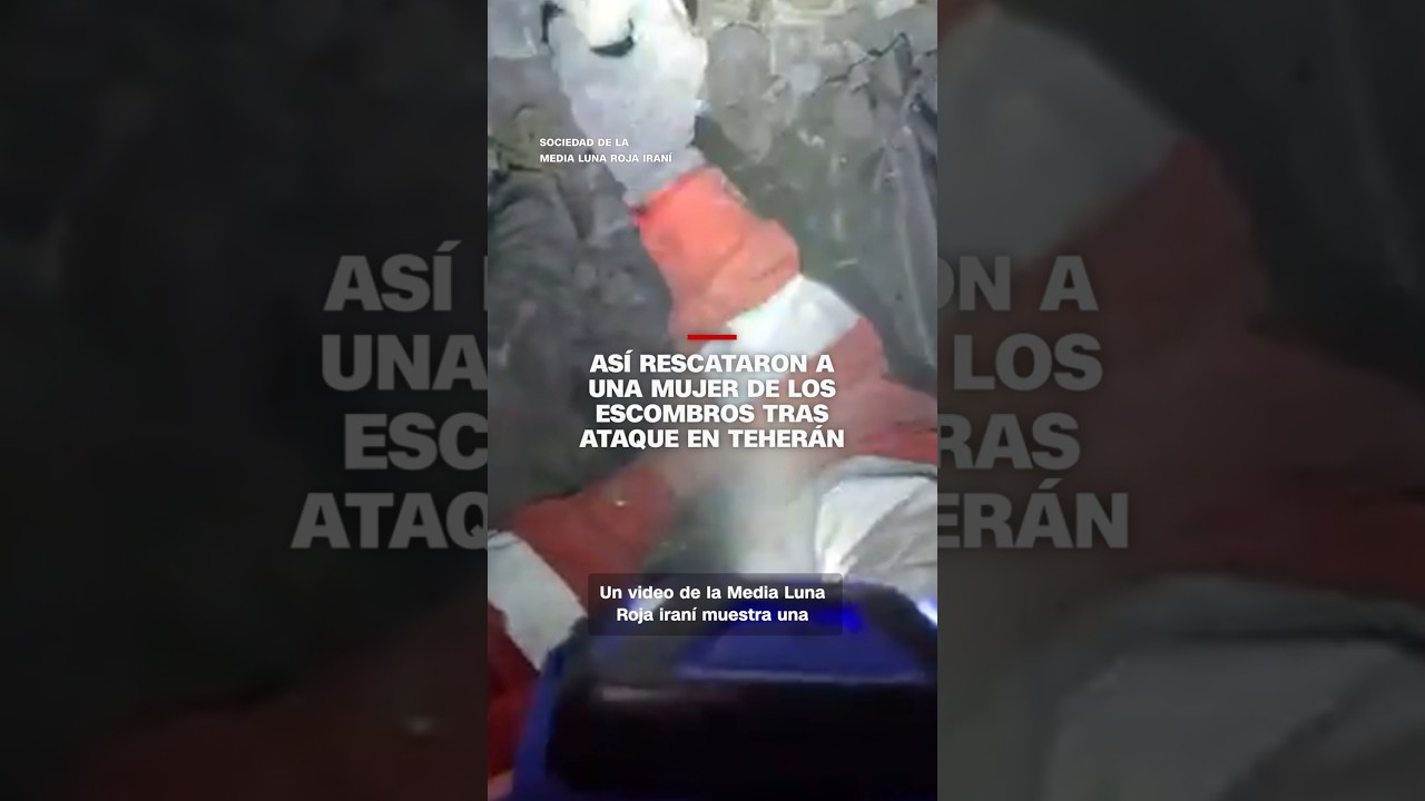Así rescataron a una mujer de los escombros tras ataque en Teherán