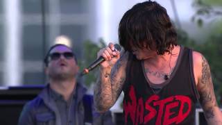APMAs 2014: Sleeping With Sirens - &quot;Alone&quot; with MGK