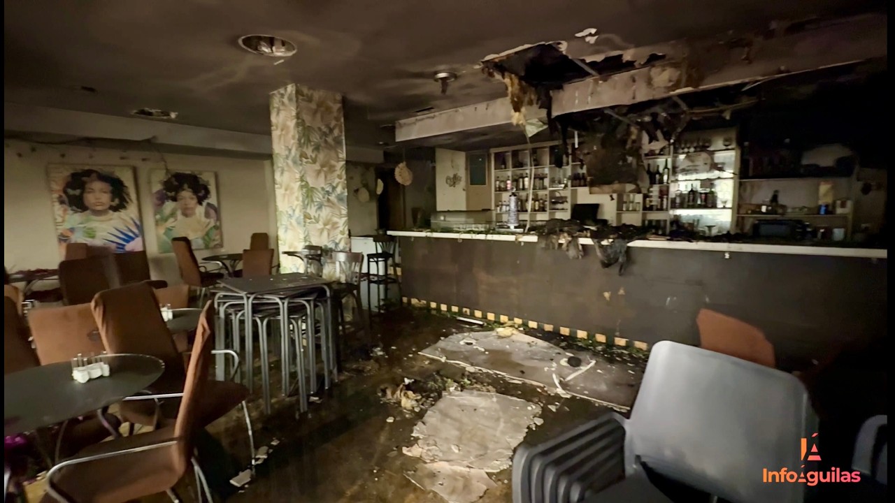 Arrasado por el fuego ha quedado este bar de Águilas tras un incendio durante la pasada madrugada