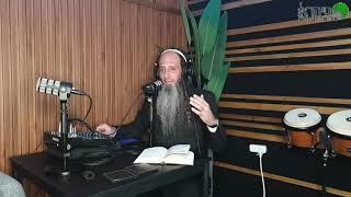 מדברים מרבי נחמן מברסלב   אבא תודה רבה   הניסים והנפלאות (הרב מאור קריו) - התמונה מוצגת ישירות מתוך אתר האינטרנט יוטיוב. זכויות היוצרים בתמונה שייכות ליוצרה. קישור קרדיט למקור התוכן נמצא בתוך דף הסרטון