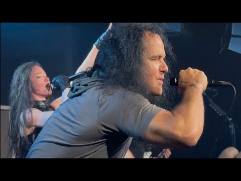 Mille Petrozzza (Kreator) sobe ao palco com o Arch Enemy na Alemanha