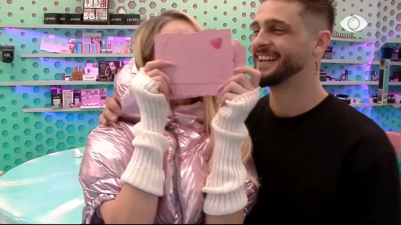 Selin dhe Gimbo përfundojnë përgatitjen e ftesave të dasmës, i dhurojnë sërish puthje njëri-tjetrit