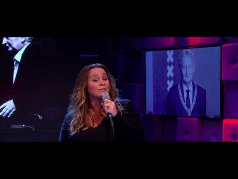 Trijntje zingt ‘’Aan de Amsterdamse Grachten’’ - RTL LATE NIGHT