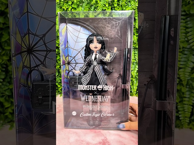 Vídeo relacionado con Monster High Miércoles Muñeca y Accesorios, muñeca Coleccionable de Miércoles Addams con el Uniforme de la Academia Nevermore, Cosa y una Mochila, con peana para la muñeca, HXJ04