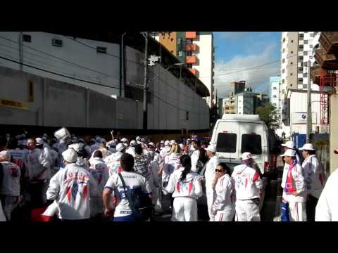 HD - Torcida do Paraná Clube recepciona time na chegada ao estádio adversário