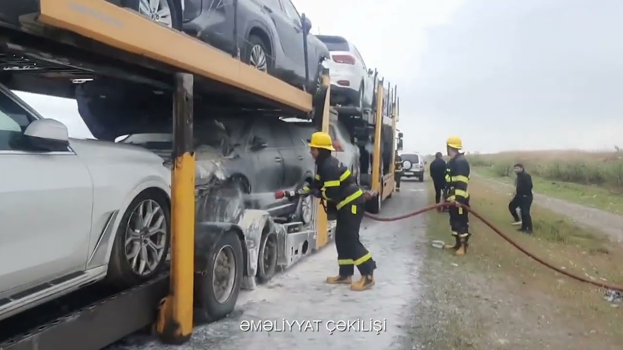 Kürdəmirdə qoşqusunda 8 avtomobil olan yük maşını yanıb