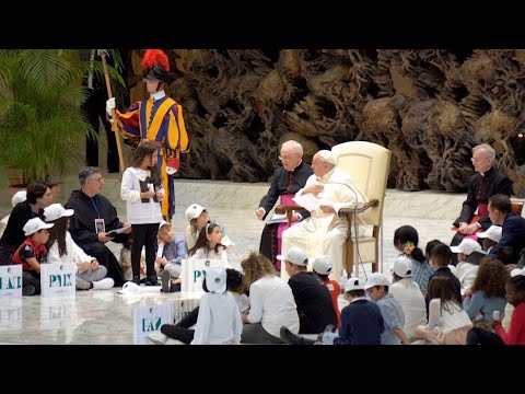 Il Papa ai bambini: siate messaggeri di pace, uccidere i piccoli è crudeltà