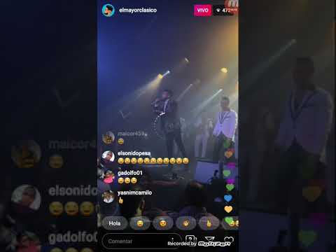 Elvis Martínez cantando en su fiesta  con El mayor clásico