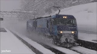 preview picture of video 'Heavy Snowfall - JR Freight: EH200-14 Locomotive Container train  大雪・コンテナ貨物列車が通過（上越線）'