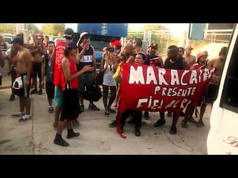"Hinchas del caracas  FC en el &quot;Pachencho&quot; Romero de Maracaibo" Barra: Los Demonios Rojos • Club: Caracas
