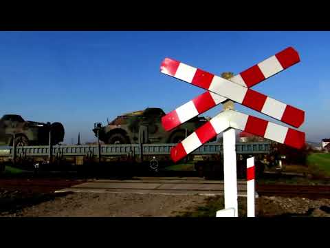 ST48-030 z eszelonem mija Niedzieliska