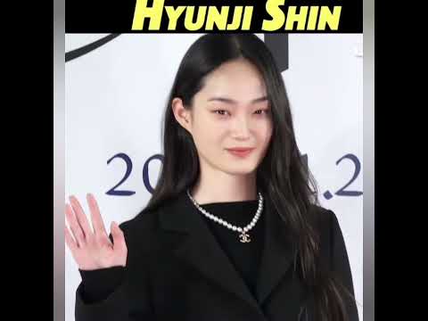 Global popstar has a model girlfriend Shin Hyunji.