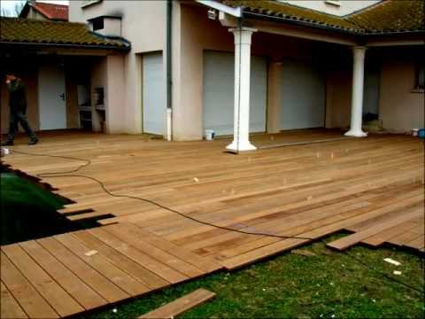 comment poser une terrasse en bois autour d'une piscine