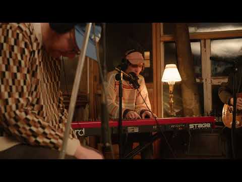 Den svenska björnstammen spelar - Året då drottningen dog