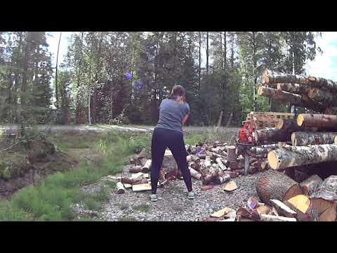 The best, a woman can do using trousers. Parasta, mitä nainen voi tehdä housut jalassa.