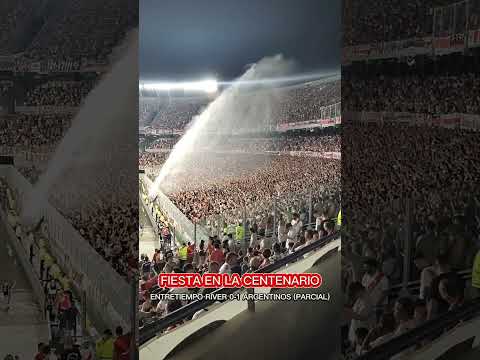 ¡LA FIESTA ES DEL MÁS GRANDE! - Tribuna Centenario en el entretiempo con River perdiendo 1-0 🤩🐔🏟️