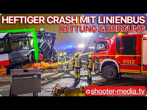 🆘 🚒 HEFTIGER CRASH MIT LINIENBUS 🚒 🆘 | ▶️ Rettung des eingeklemmten Fahrer + Bergung
