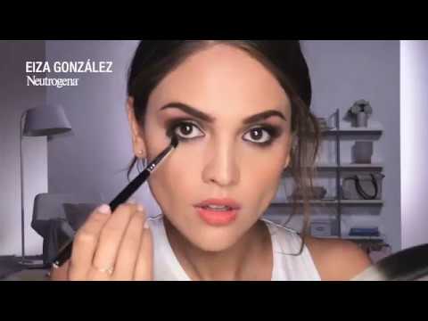 Eiza Gonzalez Saves a Smokey Eye Look with Makeup Remover Wipes | NEUTROGENA®