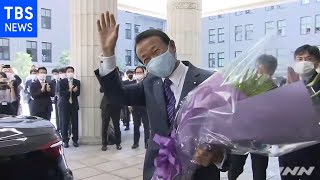 財務省よさらば 麻生前大臣見送りに職員数百人 麻生カラーの花束で