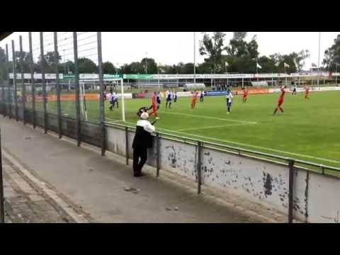 Elinkwijk - Zouaven: Achraf Nazhi krijgt de bal ook niet tussen de palen.