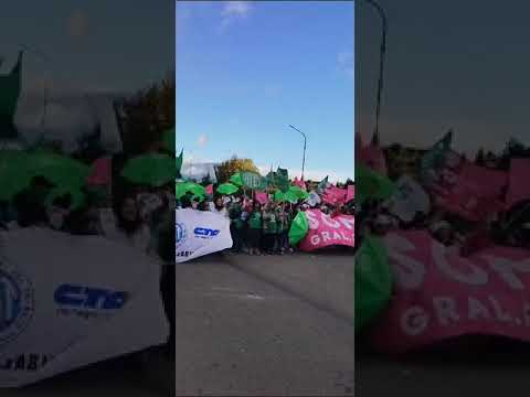 Multitudinaria protesta en el ingreso al aeropuerto de Bariloche en repudio a la visita de Milei