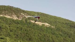 preview picture of video 'Hang glider landing at Ellenville - May 30, 2009'