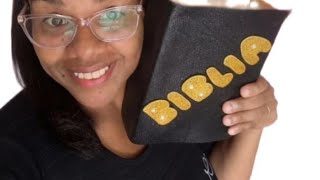 Bíblia que sai água "utilizando Caixas de leite.