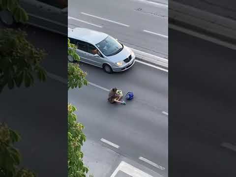 Cuneo, uomo bivacca in mezzo alla carreggiata di corso IV Novembre