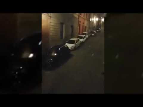 Viva la nostra Siena - Quarantined Italians sing from balconies