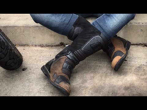 A look at the Gaerne Dakar: great boot, terrible review.