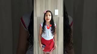 Aluna Beatriz demonstrando o que aprendeu sobre as castanholas