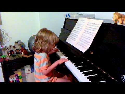 il trenino .. al pianoforte Elijah 4 anni