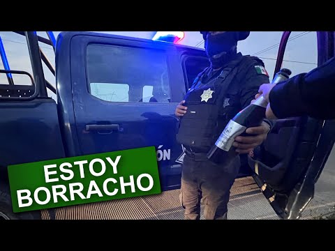 Tomándome una botella frente a policías  (BROMA)