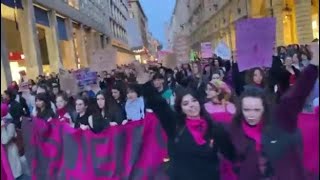 Bologna, il video del corteo transfemminista: in 10mila attraversano le strade del centro
