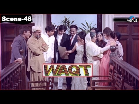 Ravi (Sunil Dutt) introduces Meena (Sadhana Shivdasani) and her family to his parents