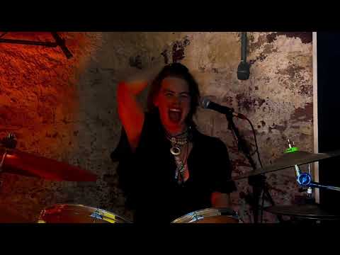 THORN - THE PEOPLE (Live From The Cave)