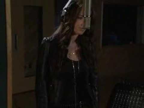 Rebecca Lynn Howard's new song 'Shakey Ground'