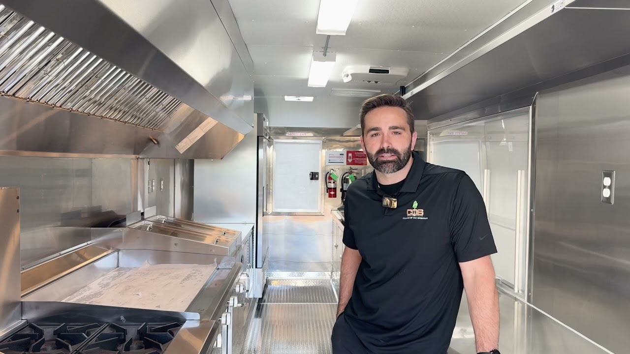 Commercial mobile kitchen system in operation