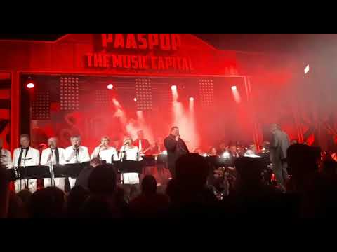 Elvis at paaspop concert suspicious minds