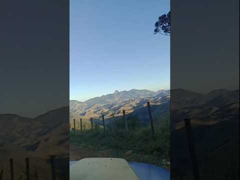 Descendo a Serra do Palmital MG com vista para Pedra Selada RJ.