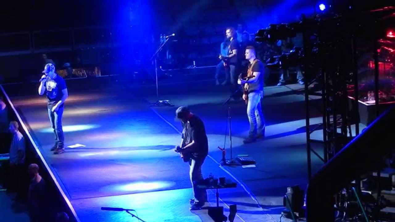3 Doors Down Brad Calls Out Guy for Pushing a Woman - YouTube