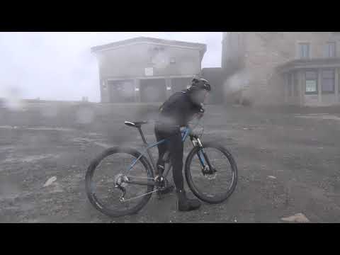 Sturmtief Kirsten wütet über Deutschland - Besucher auf dem Brocken im Harz kämpfen gegen Sturmböen.