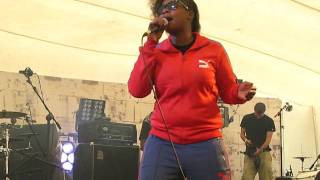 Speech Debelle live @ Bestival jocking and Spinnin'