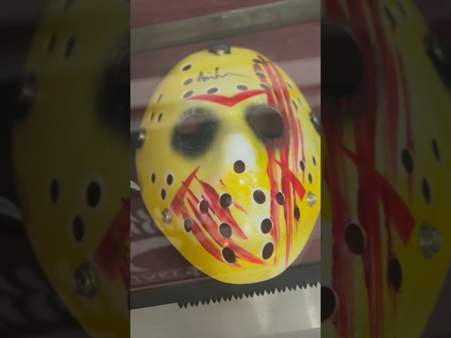 Vídeo relacionado con Zankie Llavero de película de terror Jason Voorhees Collar de machete Regalo para fanáticos de la película Joyería de terror de los años 80 para mujeres y hombres Regalo de joyería de Halloween