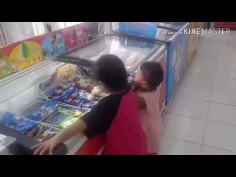 Nadira & Nabila lagi beli es krim di indomaret Wall's populaire