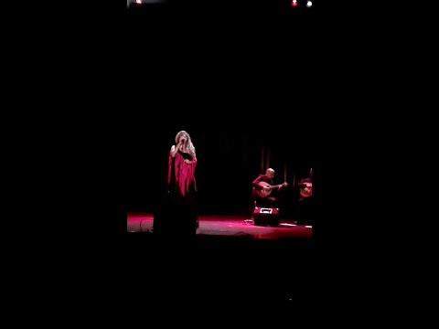 Paula Trovão - Fado  A minha voz também chora...... No fado meia noite